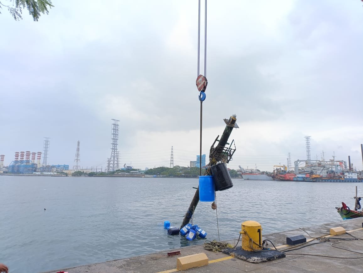 Pemasangan mercusuar di pt eka nuri